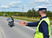 Policjant WRD kontroluje motocyklistę