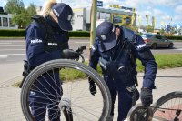 Policjanci kontrolują rower.
