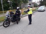 Policjant podczas kontroli motocyklisty