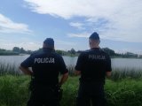 Policjanci patrolujący w pobliżu zalewu