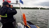 Policjant z łodzi patrolujący jezioro Wigry