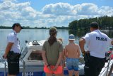 Policjanci prezentują łódź służbową dzieciom