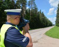 Policjant podczas kontroli prędkości