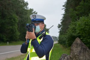 Policjant podczas kontroli prędkośći