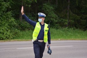 Policjant zatrzymuje samochód do kontroli