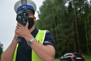 Policjant kontroluje prędkość