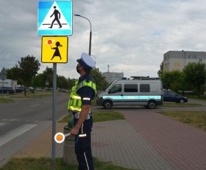 Policjant sprawdza poprawność infrastruktury drogowej