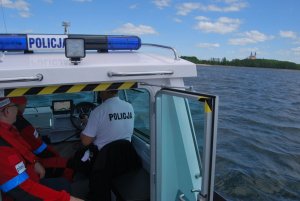 Policjant i ratownik wodny w motorówce