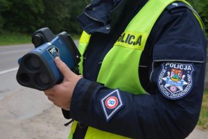 Policjant trzymający miernik prędkości