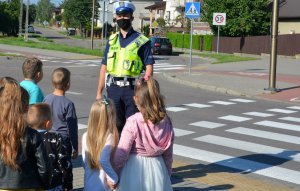 Policjant WRD i dzieci przy przejściu dla pieszych