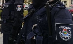 fragment munduru dwóch policjantów z naszywką Policja Komenda Miejska Policji w Suwałkach