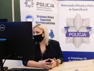 Kobieta podczas prowadzenia zajęć online