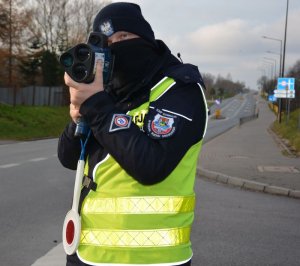 Policjant mierzy prędkość kierujących