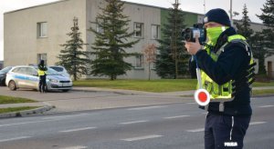 Policjant mierzy prędkość kierujących