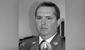 Były komendant w umundurowaniu wyjściowym
