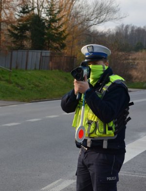 Policjant podczas pomiaru prędkości