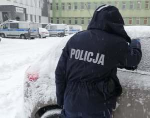 Policjantka odśnieża samochód