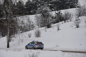 Radiowóz na zaśnieżonej drodze