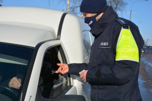 Policjant podczas kontroli drogowej