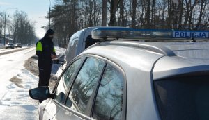 Policjant kontroluje kierującego