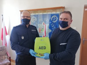 Przekazanie defibrylatora na ręce policjanta