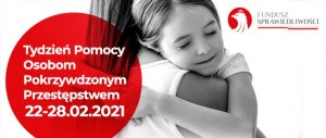 Plakat z napisem: Tydzień Pomocy Osobom Pokrzywdzonym Przestępstwem 22-28.02.2021, kolorystyka czarno- biało- czerwona, w tle dziecko w ramionach kobiety