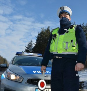Policjant ruchu drogowego  podczas pełnienia służby na podwórku