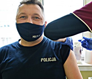 Policjant podczas szczepienia