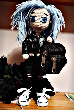 Lalka z materiału z niebieskimi włosami z włóczki, ubrana na czarno, w trampkach
