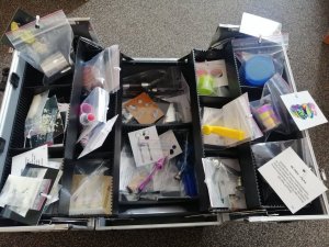 walizka wypełniona atrapami narkotyków i przedmiotów służących do ich używania