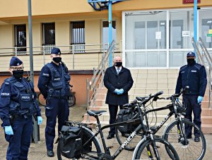 Starosta Suwalski  przekazuje dwa rowery suwalskim policjantom