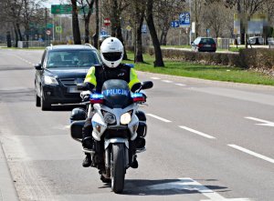 Policjant na motocyklu na drodze
