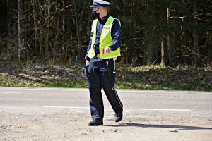Policjant WRD poleca kierowcy zjazd z drogi
