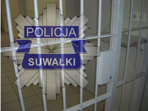 gwiazda Policja Suwałki na tle kraty