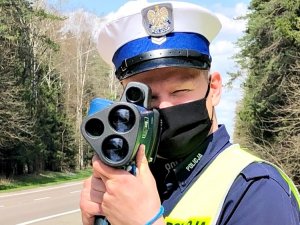 Policjant WRD mierzy prędkość pojazdów