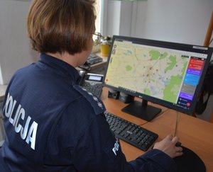 Policjantka prze komputerem