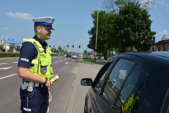 Policjant kontroluje stanu trzeźwości