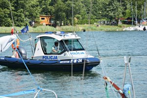 Policyjna łódź motorowa na jeziorze w pobliżu plaży