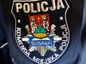 Naszywka na mundur z napisem Komenda Miejska Policji w Suwałkach, gwiazdą policyjna i herbem Suwałk