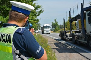 Policjant WRD mierzy prędkość pojazdu