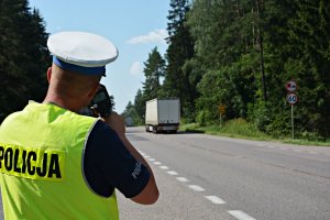 Policjant WRD mierzy prędkość pojazdu