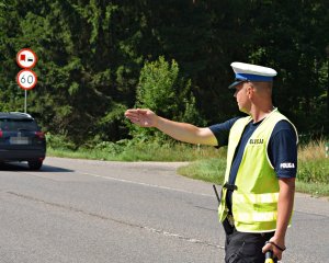 Policjant WRD zatrzymuje pojazd do kontroli