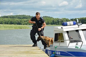 Szkolenie psów służbowych z łodzią służbową