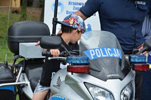 Dziecko na motocyklu policyjnym