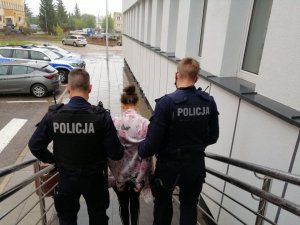 policjanci prowadzą zatrzymaną