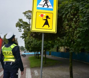 Policjant i znaki drogowe