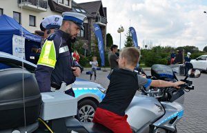 Policjant WRD- obok dziecko na motocyklu słuzbowym
