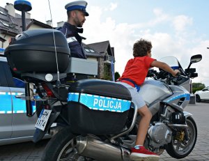 Policjant WRD- obok dziecko na motocyklu słuzbowym