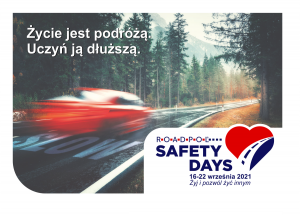 Droga w lesie, po której bardzo szybko jedzie czerwony samochód (rozmyty), nad nim napis: Życie jest podróżą. Uczyń je dłuższą. W prawym dolnym rogu napis: Roadpol Safety Days 16-22 września 2021, żyj i pozwól żyć innym
