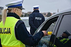 Policjanci WRD badają stan trzeźwości kierowcy